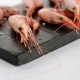 Ración de gambas sobre base de pizarra